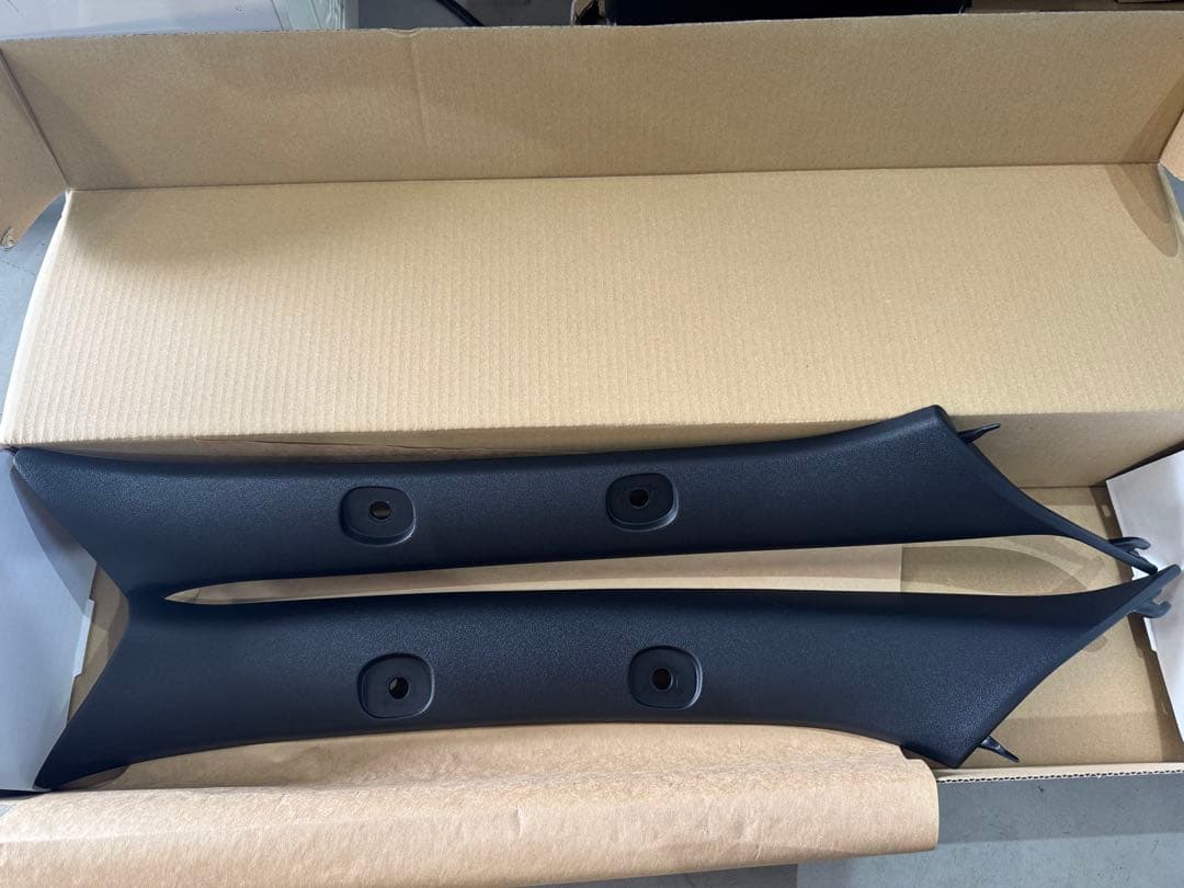 200系　ハイエース 標準　ダークプライム2 純正Aピラー 新車外し