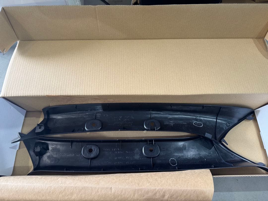 200系　ハイエース 標準　ダークプライム2 純正Aピラー 新車外し