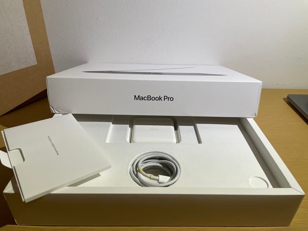 『美品』 MacBook Pro 2020 充電回数７４回、容量95%