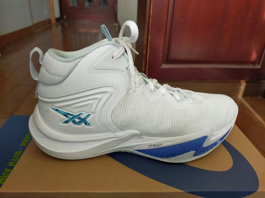 シューズ(男性用) NOVA SURGE 3