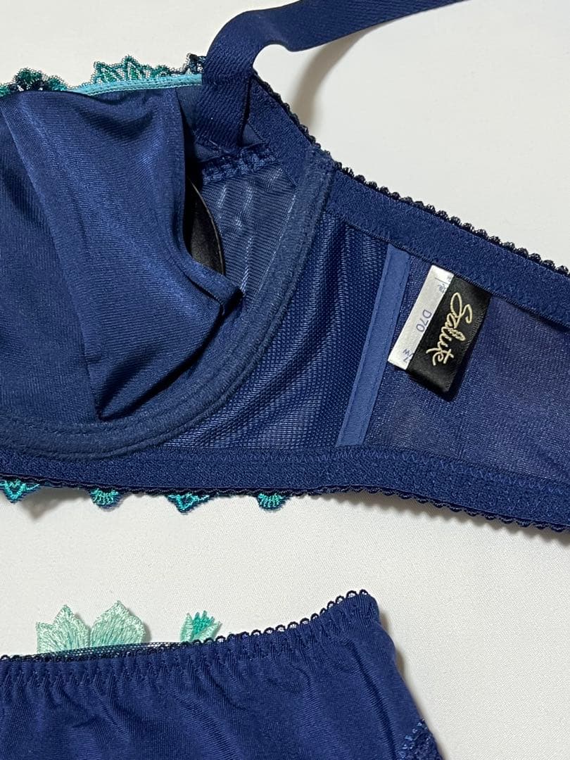 ワコール　サルート　ブラジャーD70とショーツMのセット　新品タグ付き