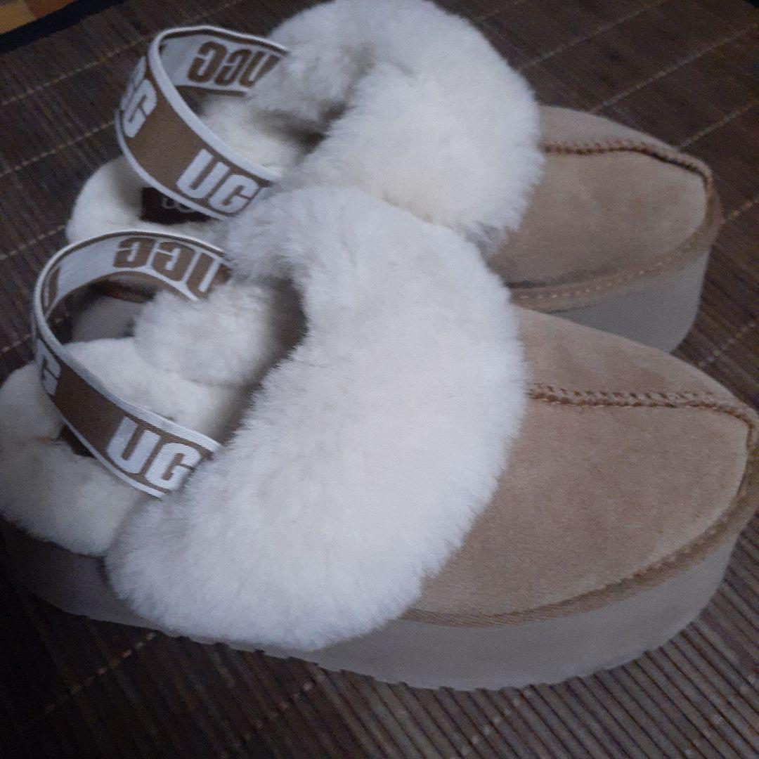UGG ベージュムートンサンダル
