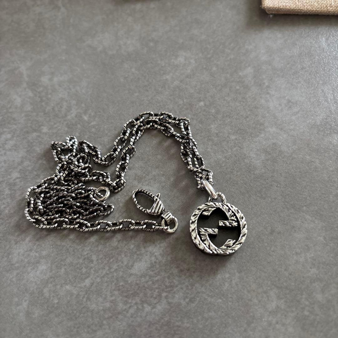 GUCCI シルバーロゴペンダントネックレス