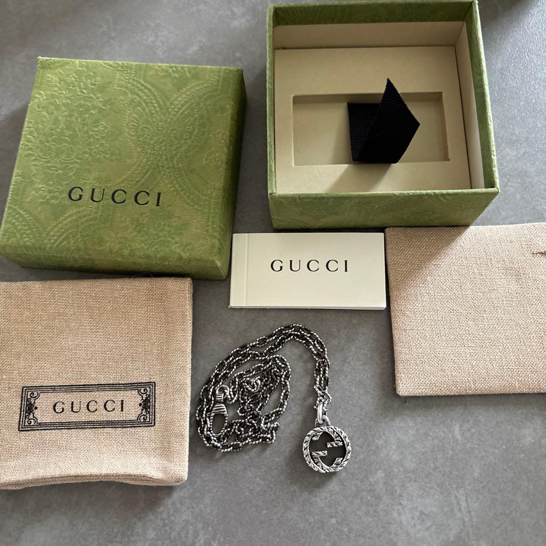 GUCCI シルバーロゴペンダントネックレス
