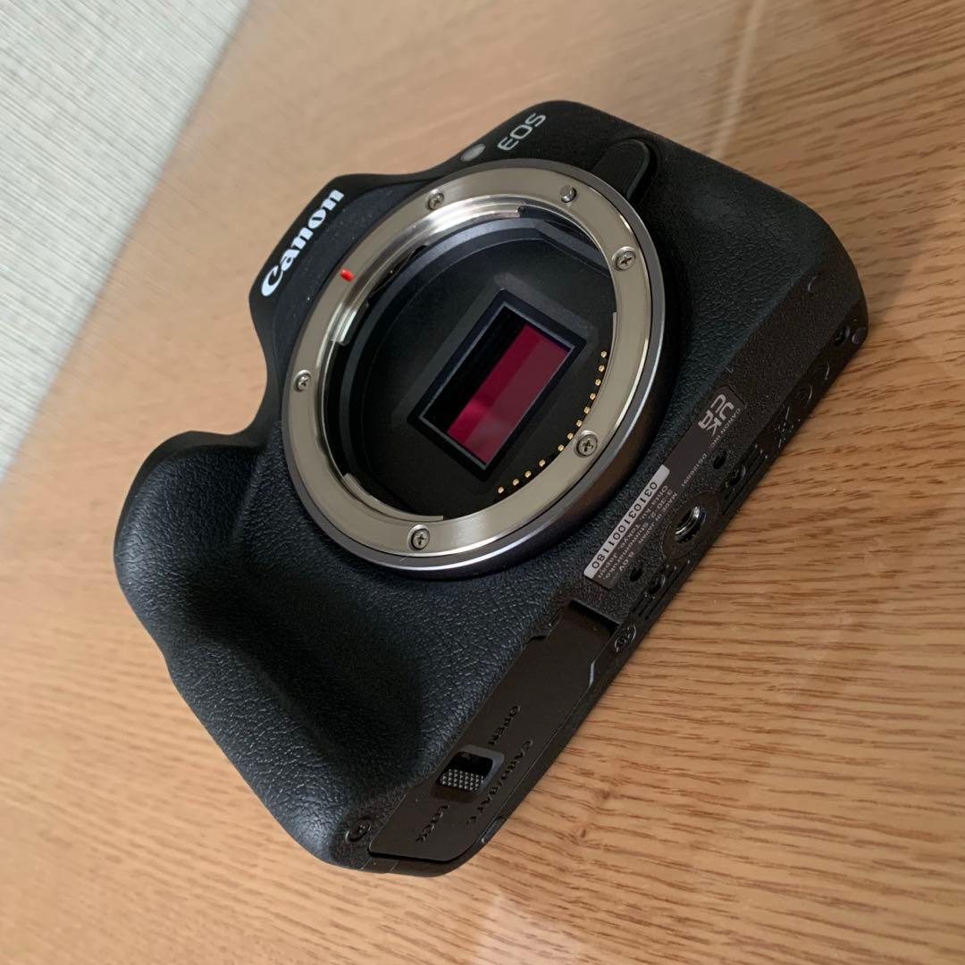 Canon EOS R100 ボディ　ボトムケース付き　美品