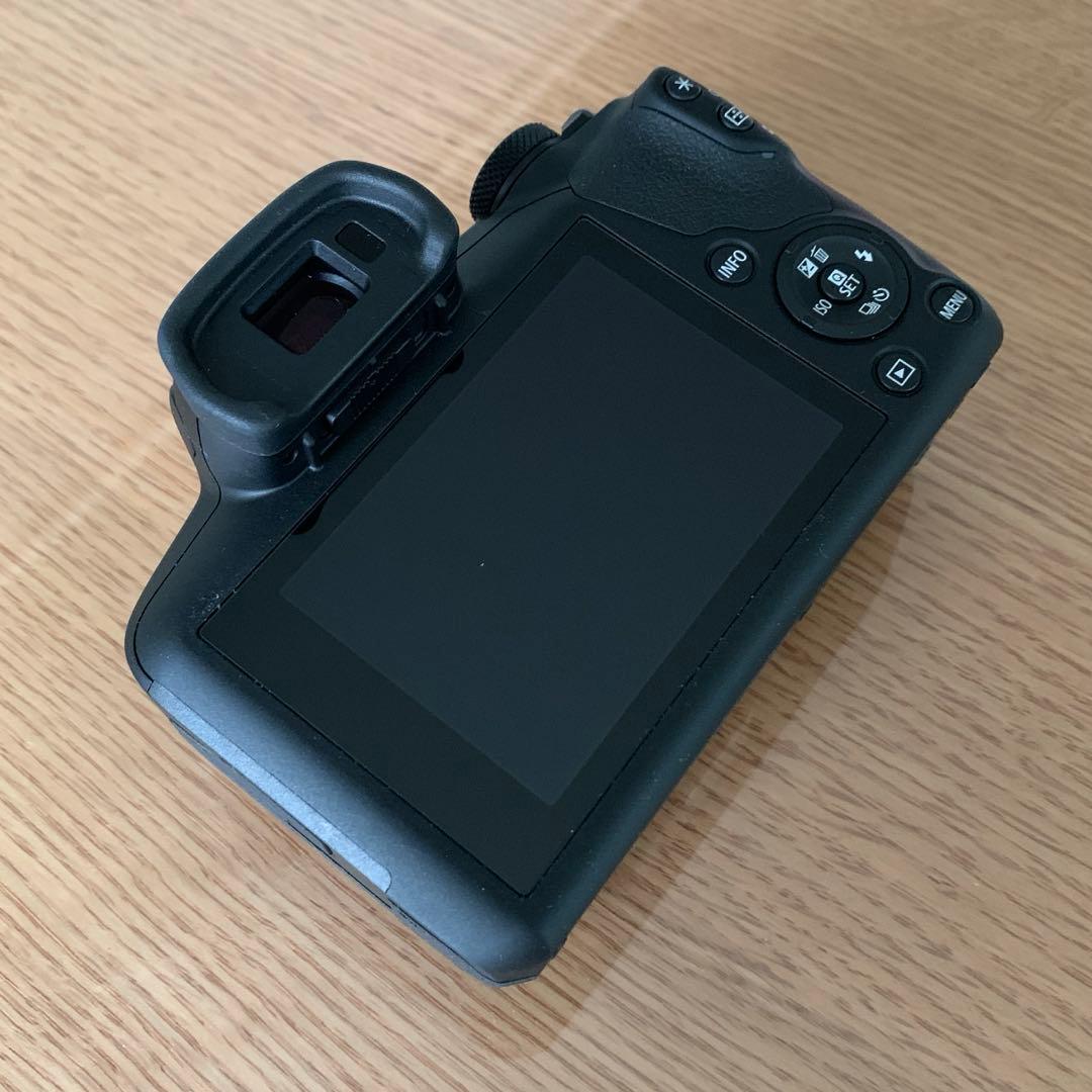 Canon EOS R100 ボディ　ボトムケース付き　美品