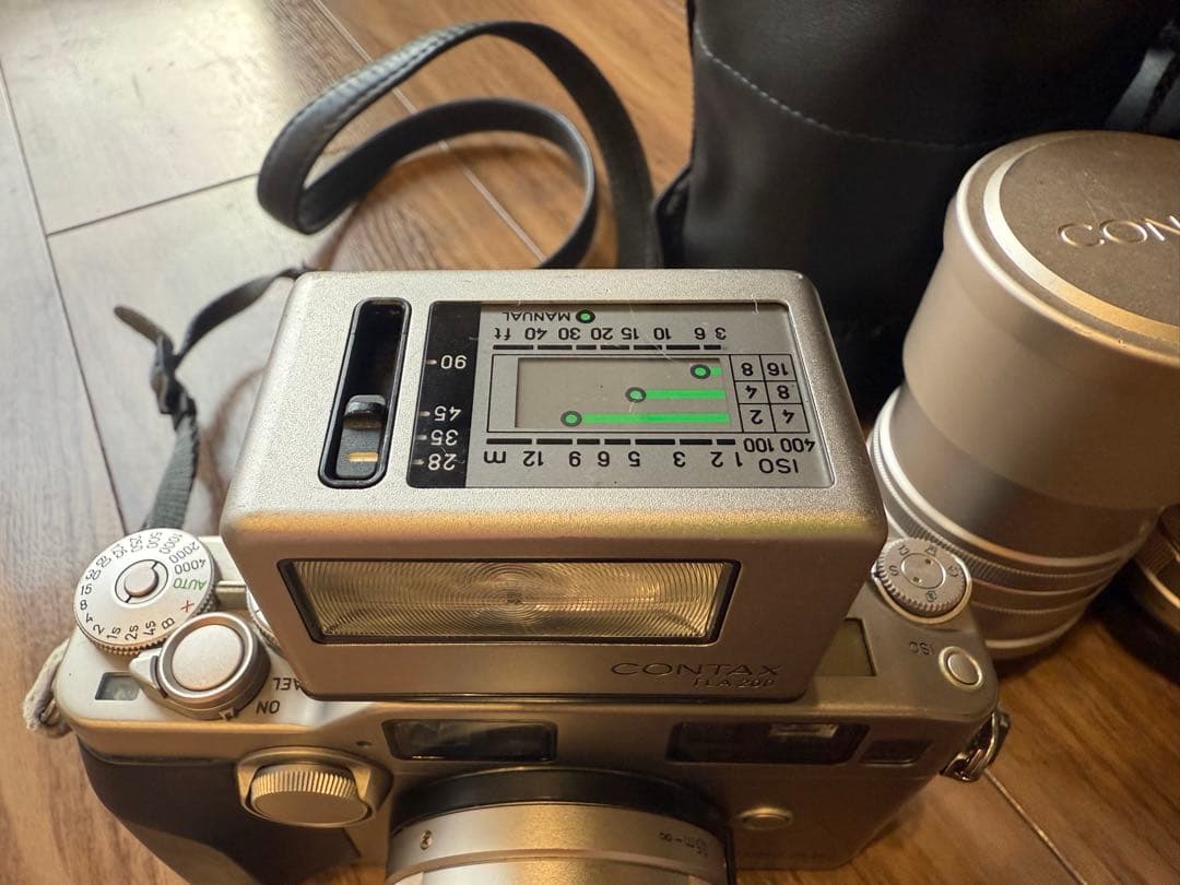 CONTAX G2本体、Carl Zeiss レンズ×3、ストロボ、各種ケース