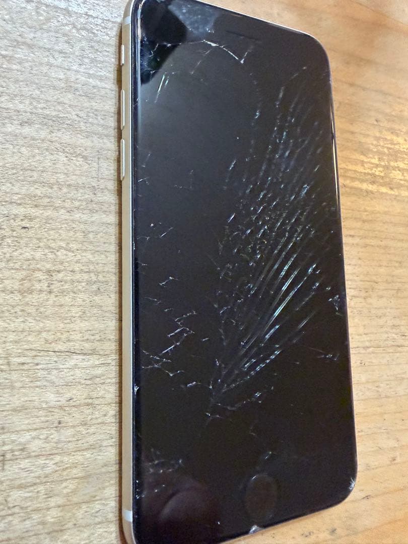 Apple iPhone se第三世代ホワイト 画面ひび割れあり