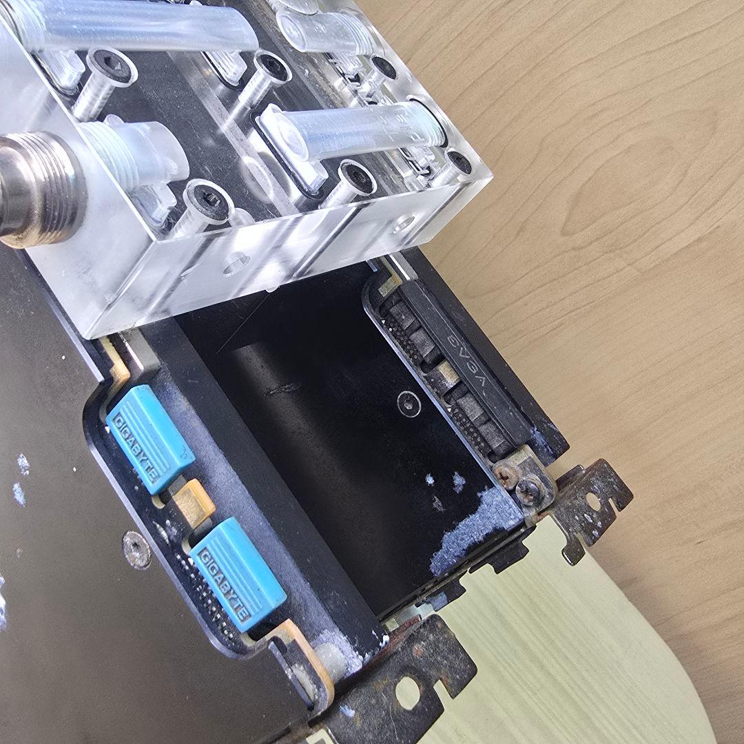 専用の液体冷却システムコンポーネントを備えたグラフィックカード（GPU）