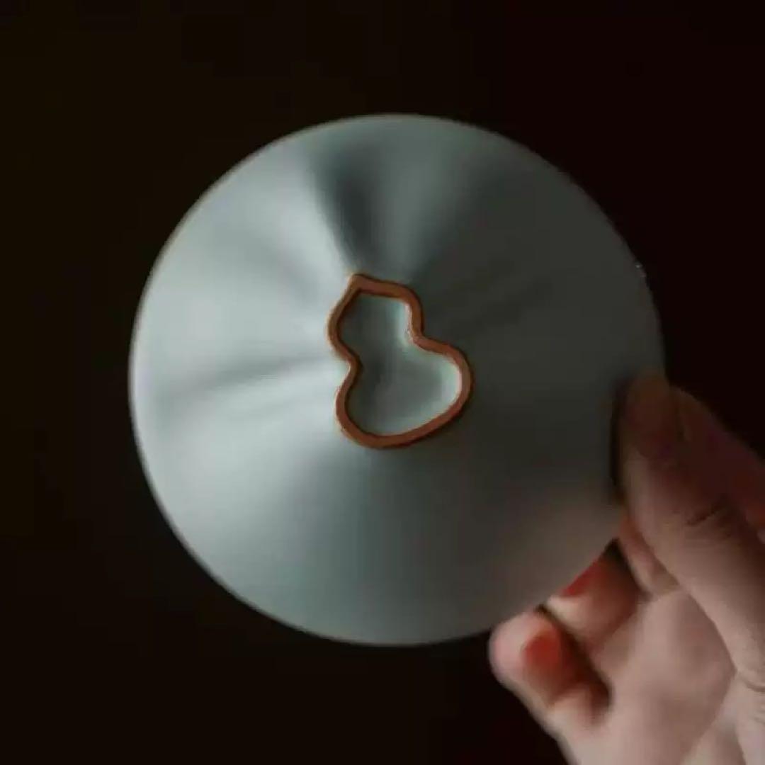 青い陶器製型抜き