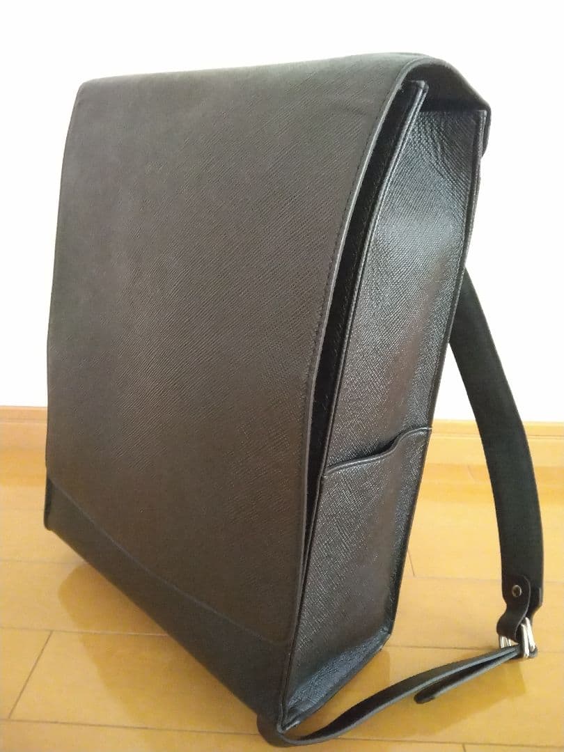 黒の本革　ビジネスリュック