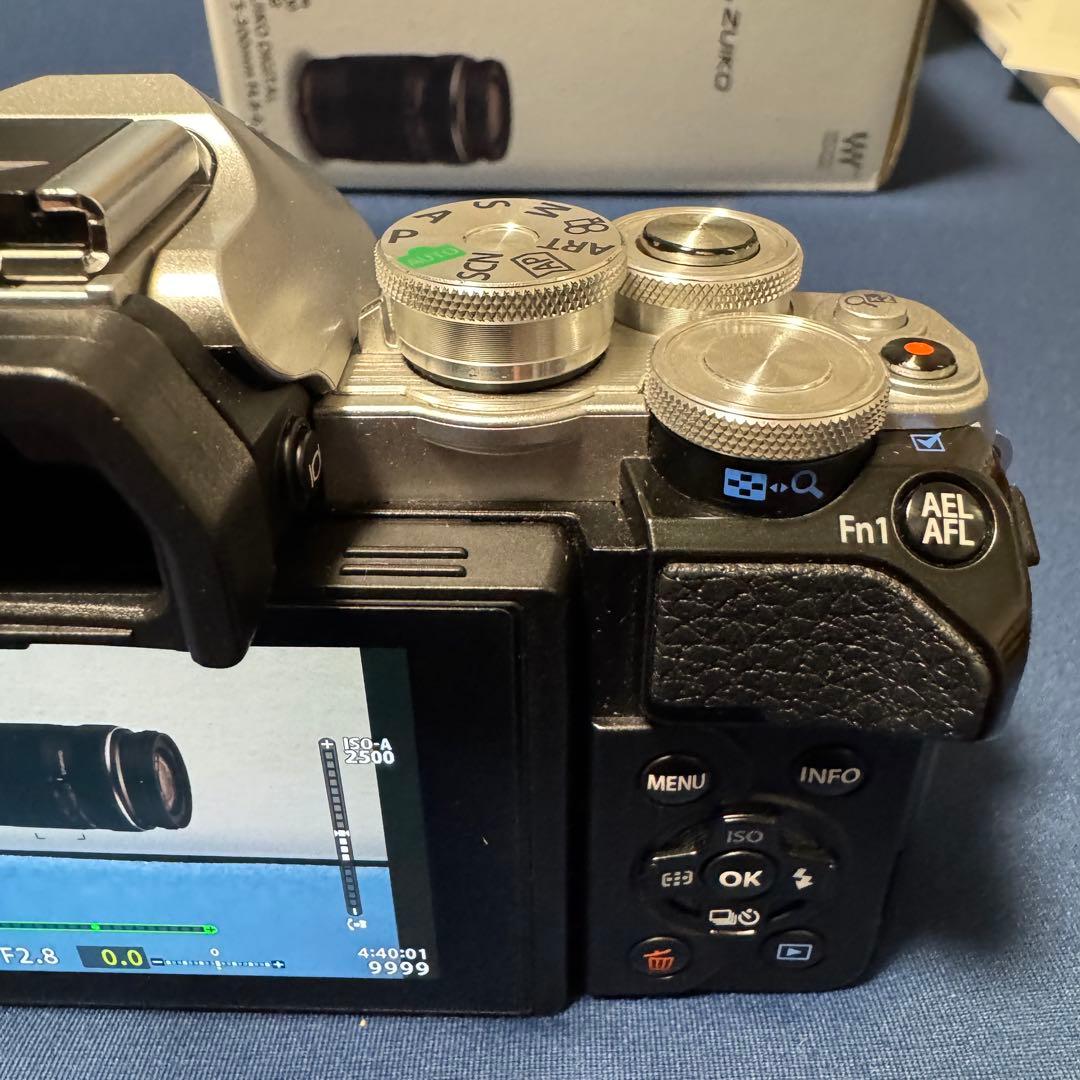 OLYMPUS OM-D E-M10 Mark Ⅲ本体 + レンズ二本