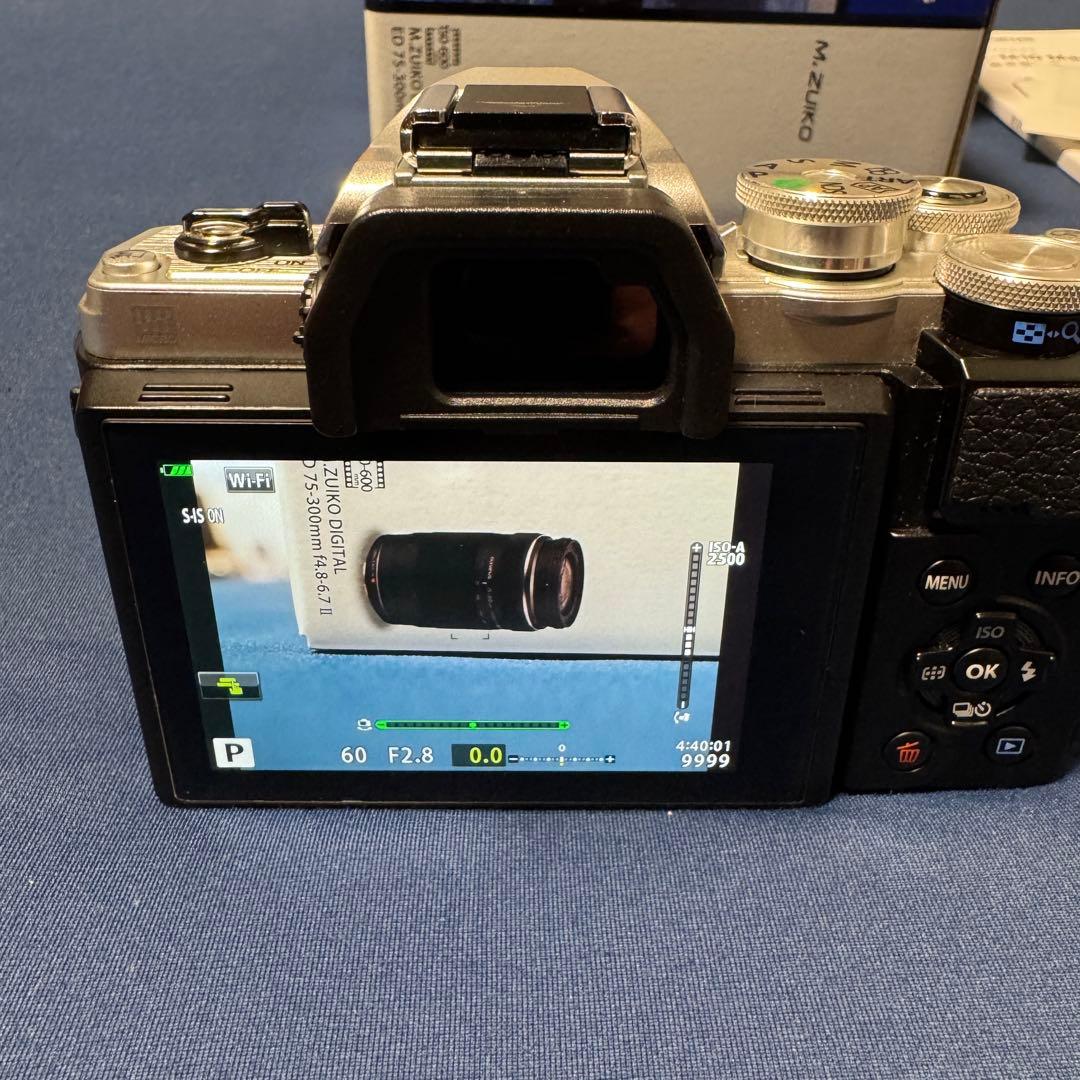 OLYMPUS OM-D E-M10 Mark Ⅲ本体 + レンズ二本