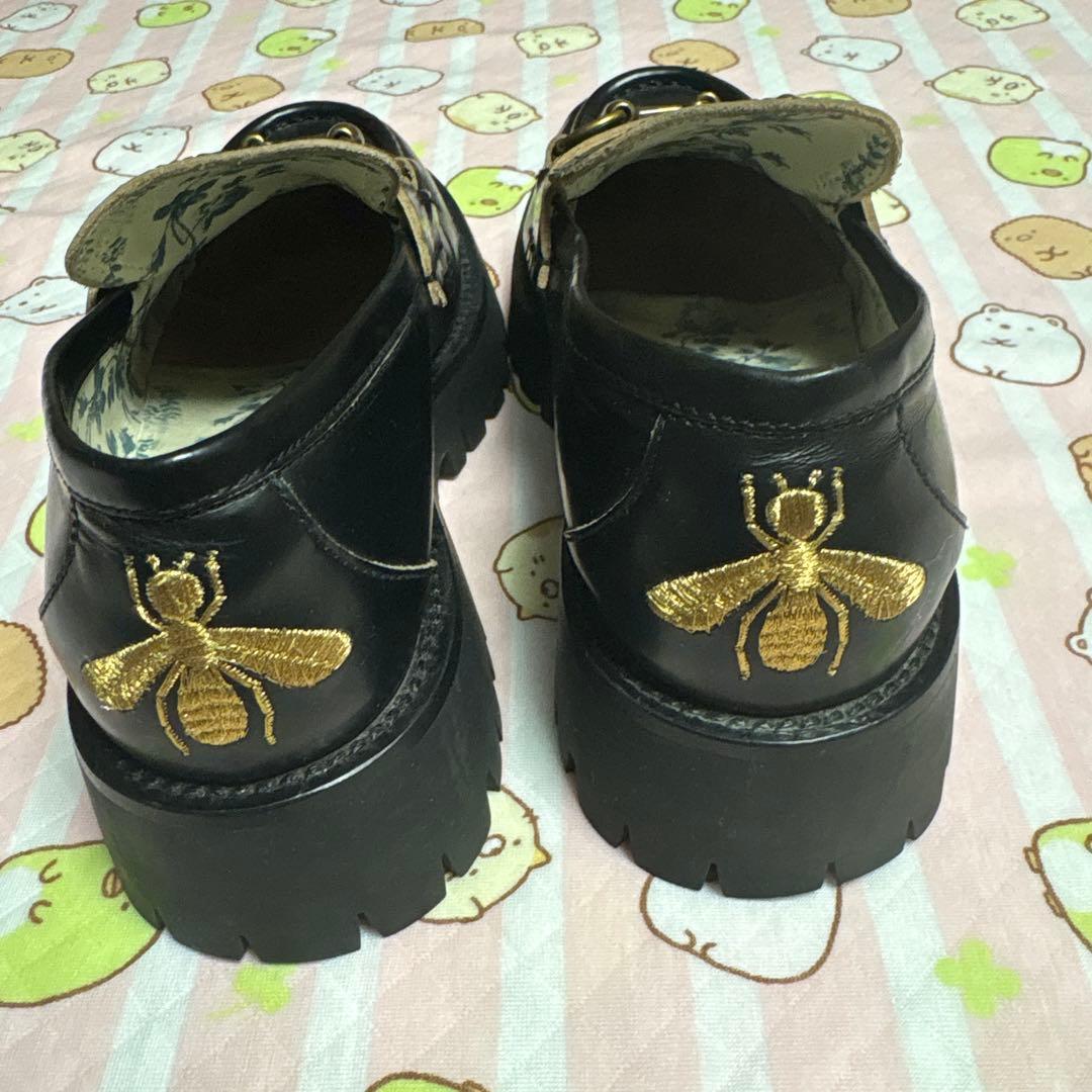 あ*様 グッチ　Gucci 黒ローファー 蜂刺繍付き