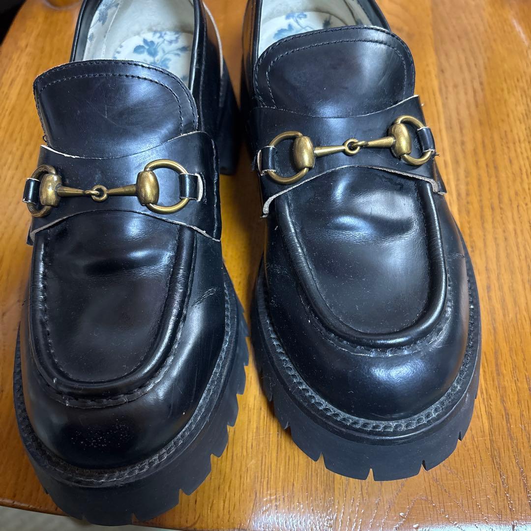 あ*様 グッチ　Gucci 黒ローファー 蜂刺繍付き
