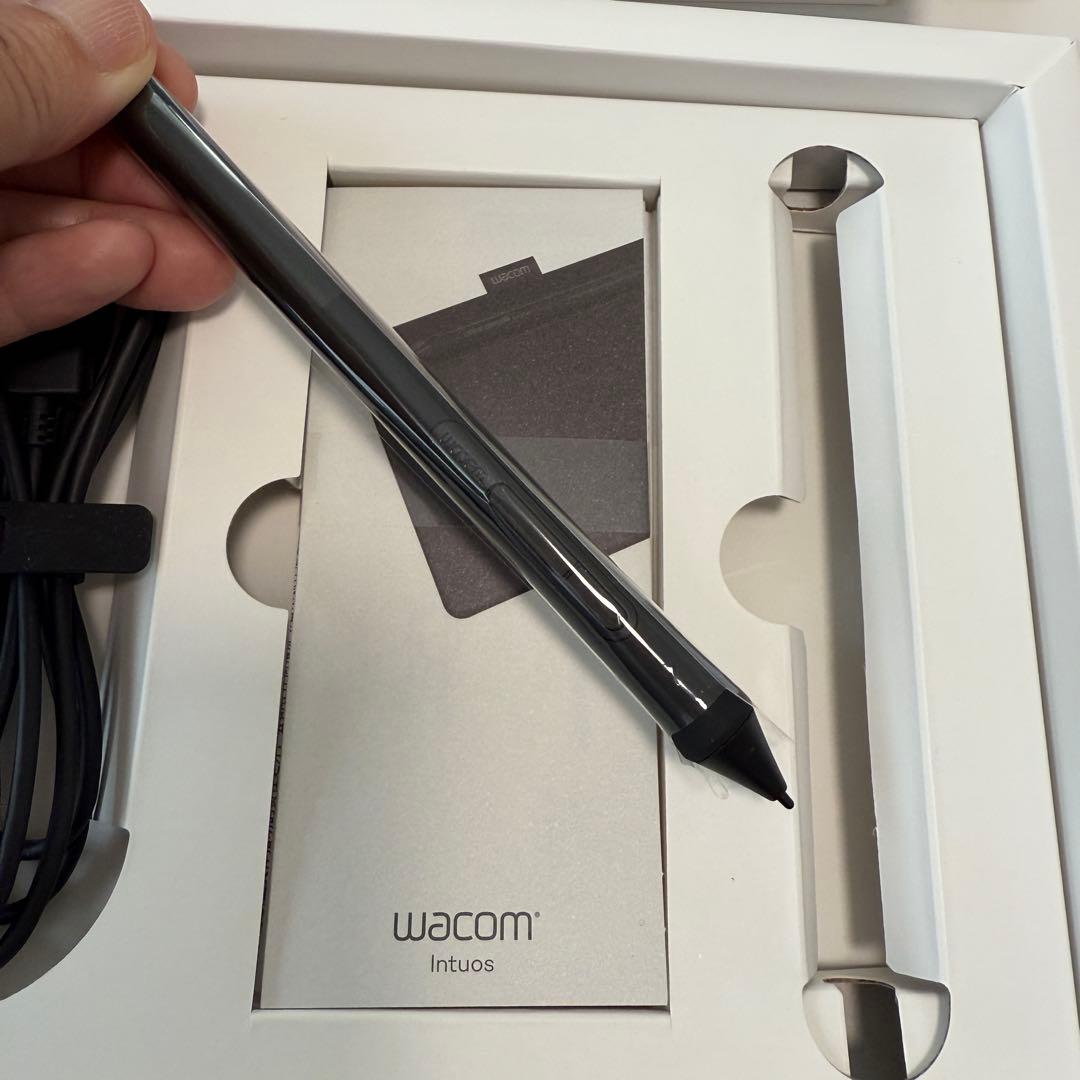 ほぼ新品 Wacom Intuos ペンタブレット 本体　ペン ワコム