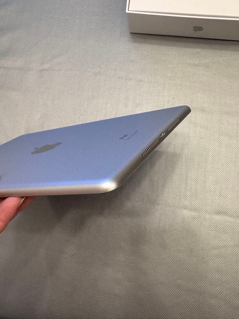 Apple iPad (第9世代) 64GB シルバー　wifiモデル