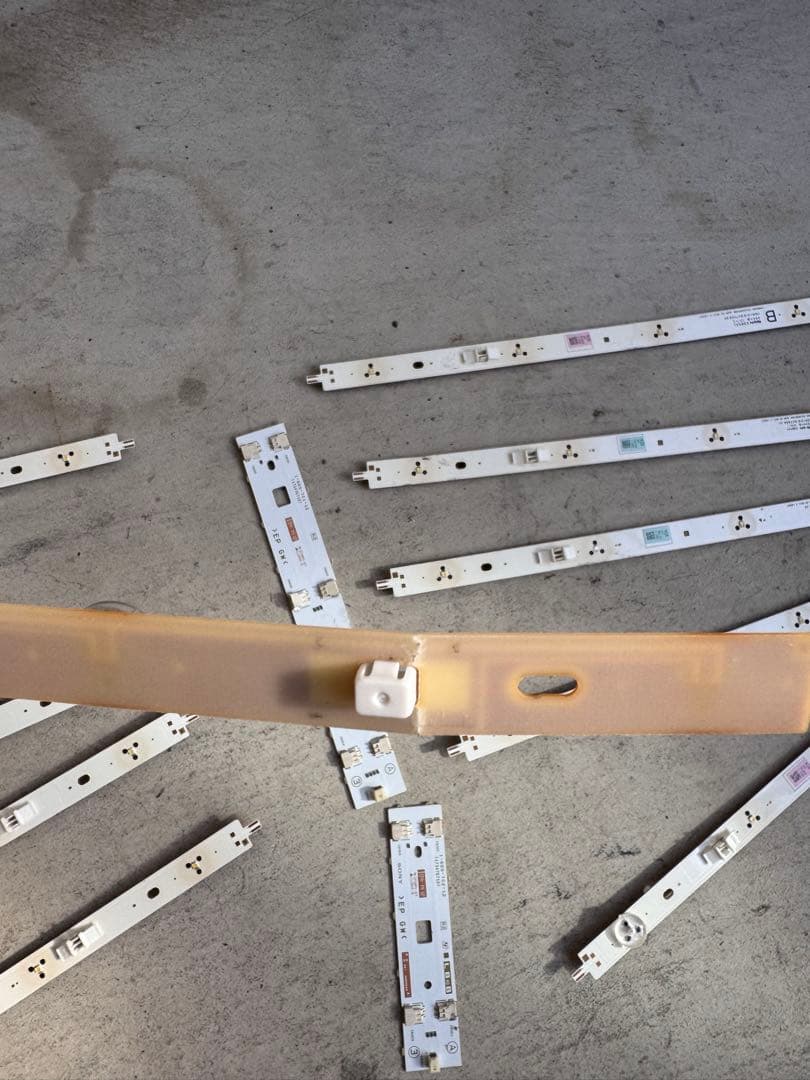 ソニー KDL-40W600B液晶テレビの基盤と配線類(ジャンク)