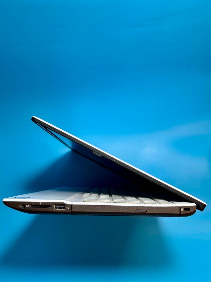 富士通　LIFEBOOK AH53/D3 i7 8565U SSD2TB 32G