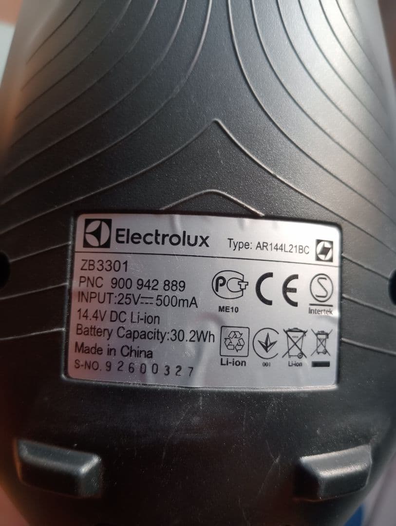 エレクトロラックス ベーシック ZB3301 コードレス クリーナー掃除機即出荷