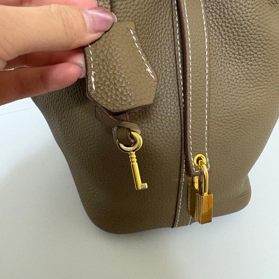 未使用品☆本革キューブバッグ グレージュ インナーバッグ付き　南京錠