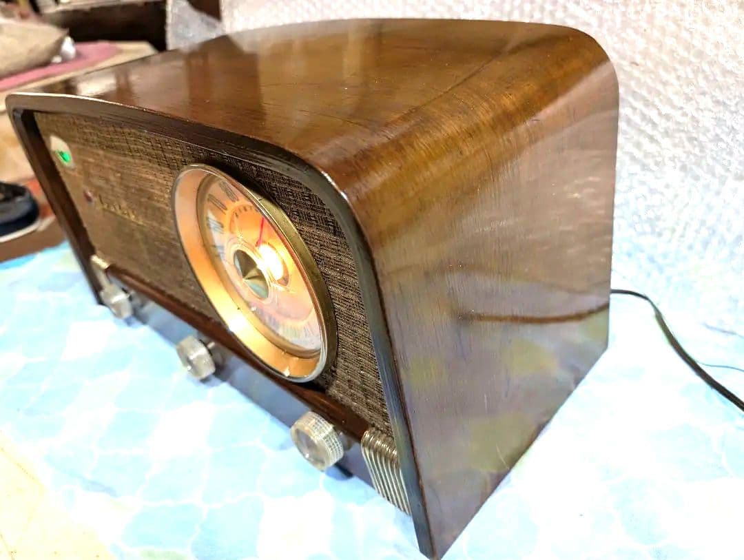 家族団らん昭和レトロ真空管ラジオ　マツダ614A　bluetooth