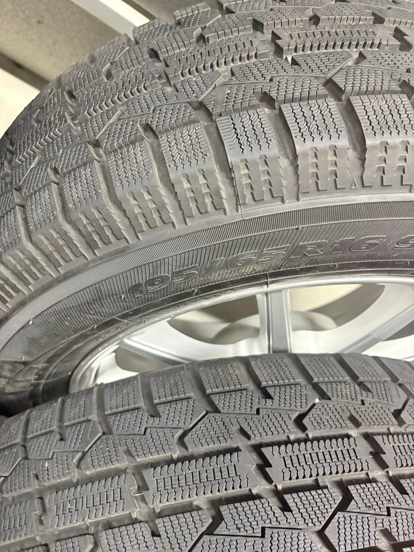 イボ付きプリウス60系pcd114 スタッドレス　2023年31週製