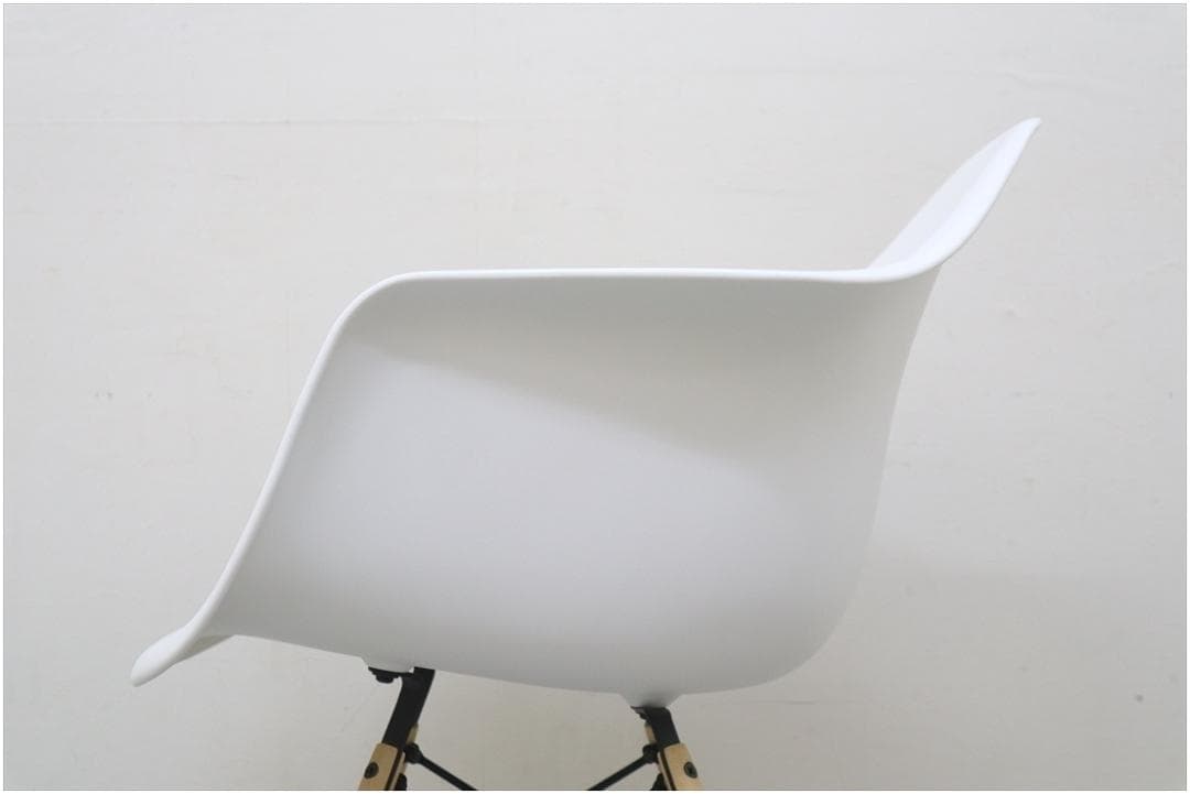 極美 ハーマンミラー イームズ プラスチック シェル アーム チェア DAW 白