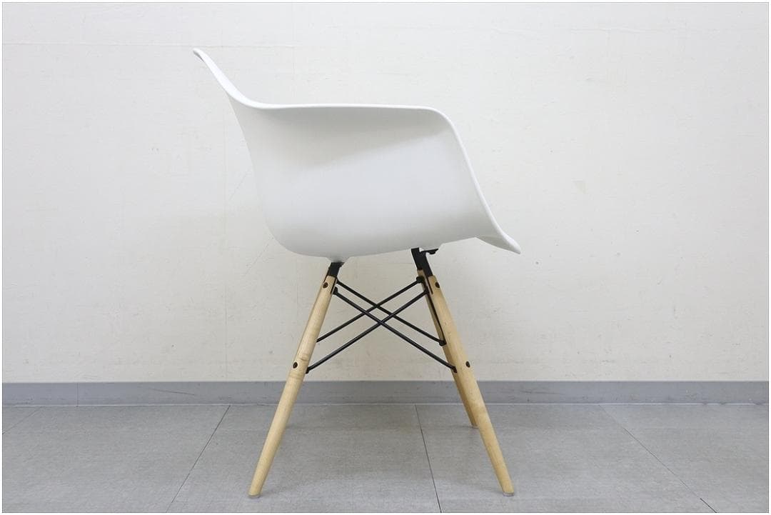 極美 ハーマンミラー イームズ プラスチック シェル アーム チェア DAW 白