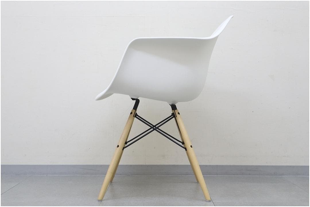 極美 ハーマンミラー イームズ プラスチック シェル アーム チェア DAW 白