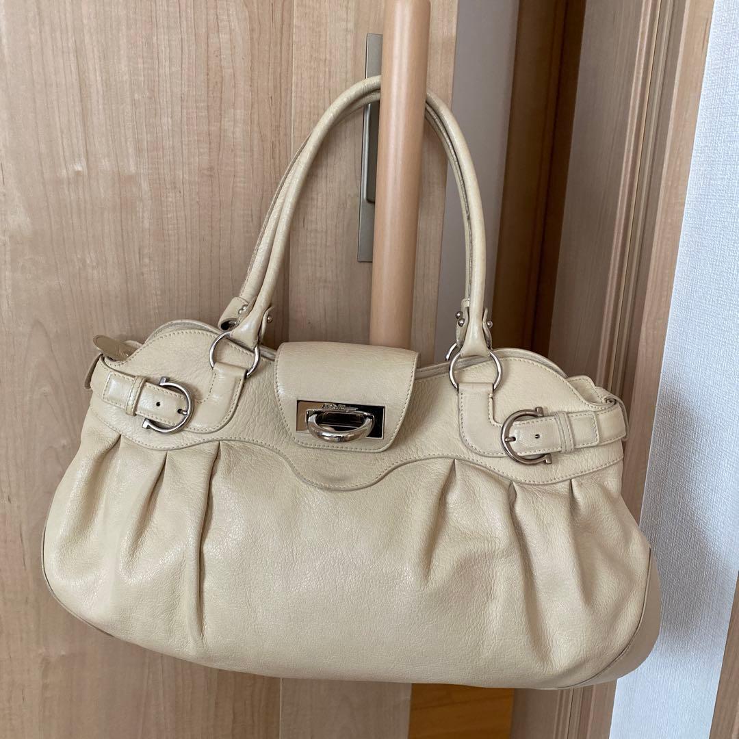 フェラガモ　バック