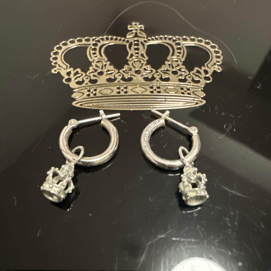 Justin Daviesフープピアス クラウンチャーム付き