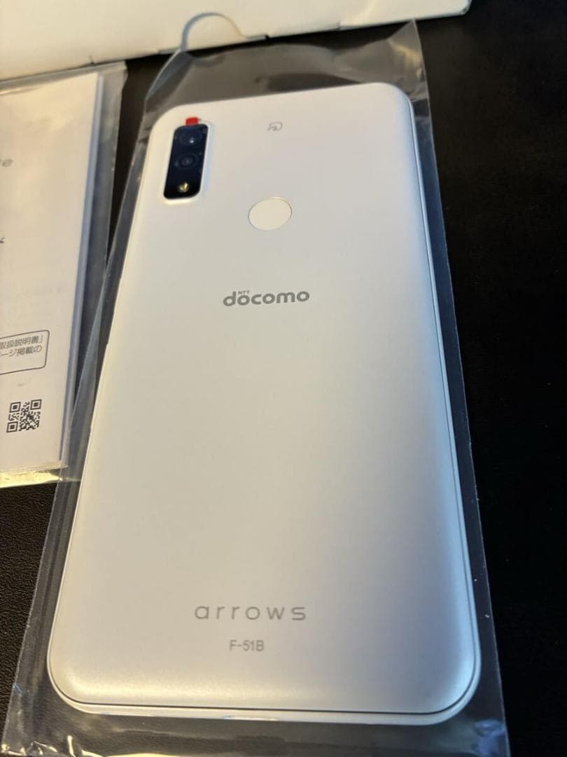 新品同様 arrows We F-51B ホワイト docomo SIMフリー