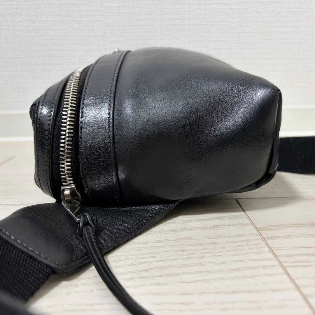 【美品】サンローランパリ　ボディバッグ　ロゴプレート　レザー　シルバー金具　黒