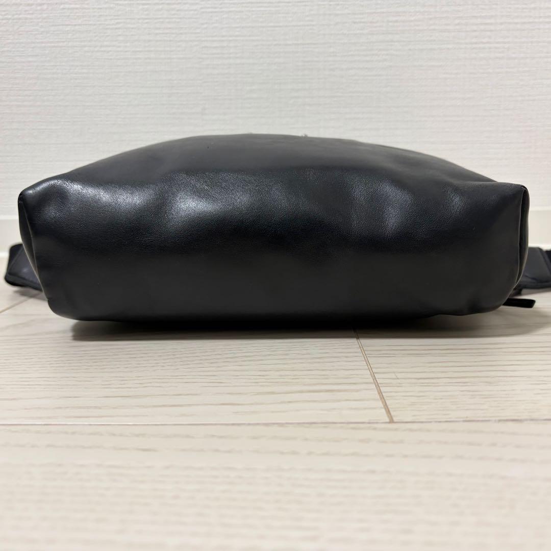 【美品】サンローランパリ　ボディバッグ　ロゴプレート　レザー　シルバー金具　黒