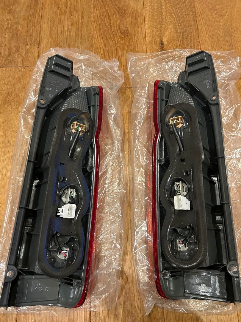 ハイエースDX 8型　新車外し　テールランプ