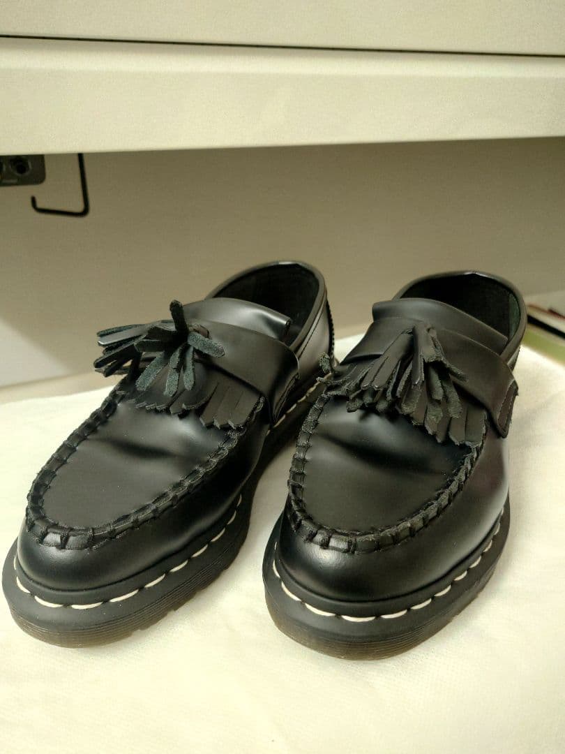 ドクターマーチン　エイドリアン　タッセル付き黒レザーローファー　白ステッチ