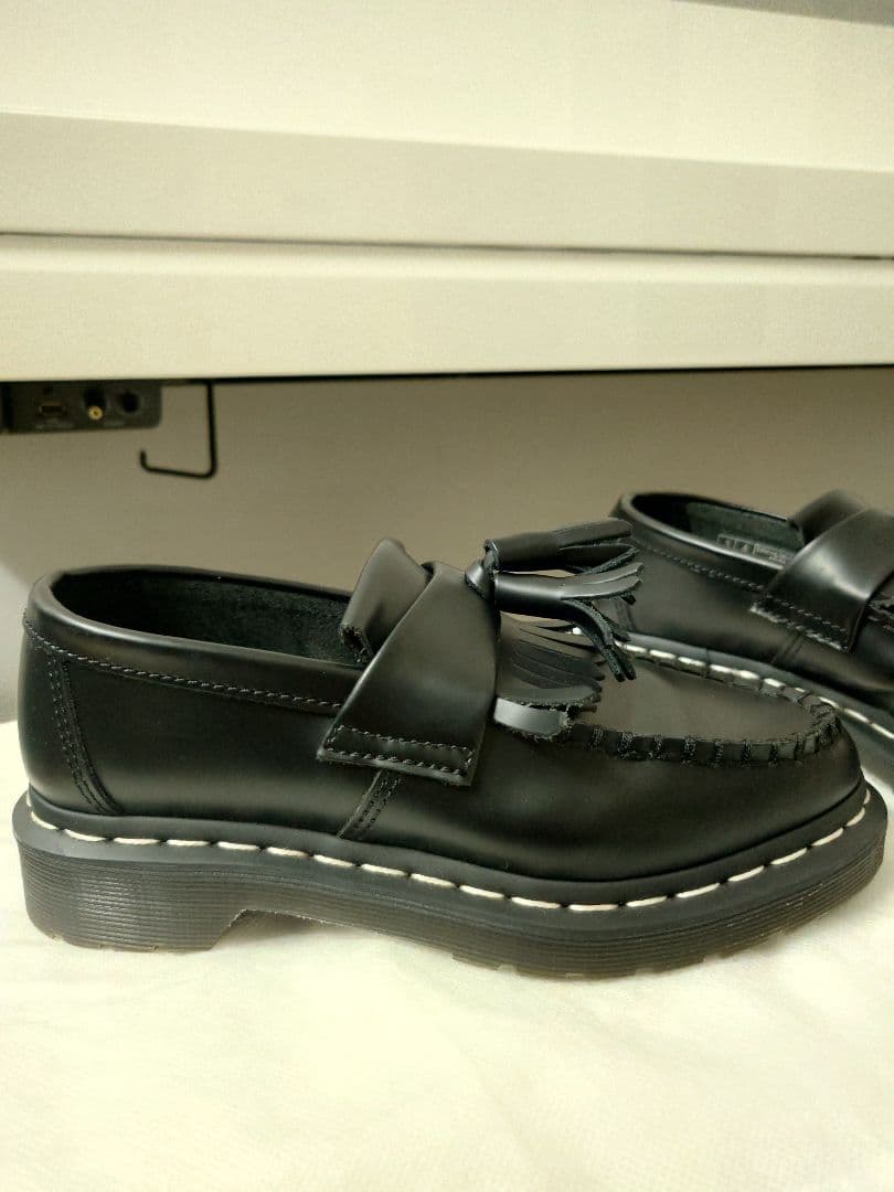 ドクターマーチン　エイドリアン　タッセル付き黒レザーローファー　白ステッチ