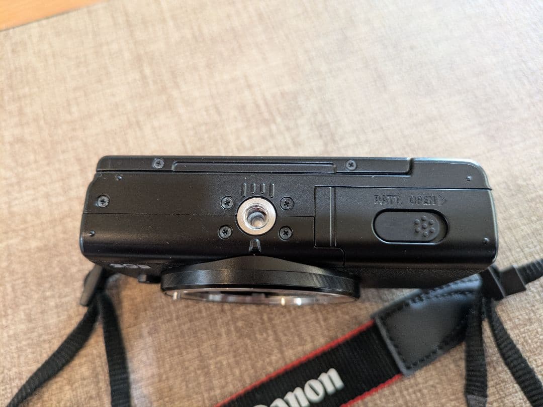 Canon EOS M200 バッテリーパック、レンズ、レンズカバー、充電器付き