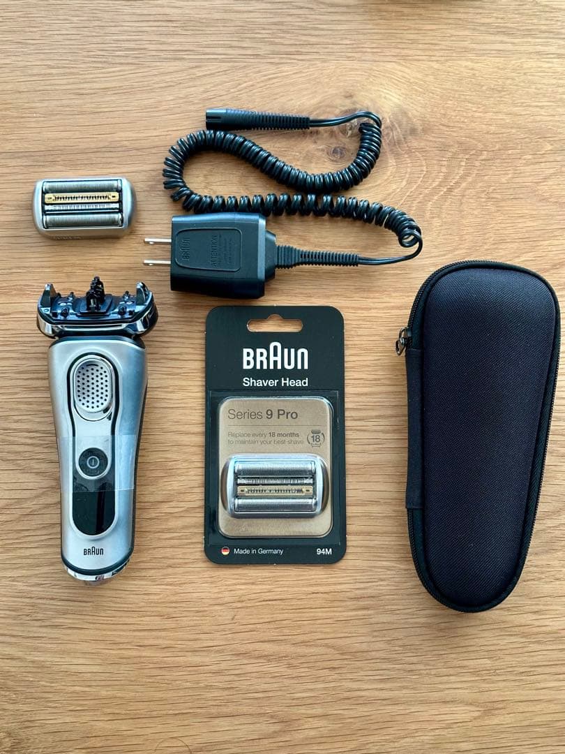 Braun Series 9 電気シェーバー　新品替刃付、スイッチ爪破損あり