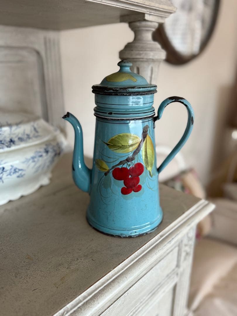 フランスアンティークホーロー水色さくらんぼ柄コーヒービギンポット