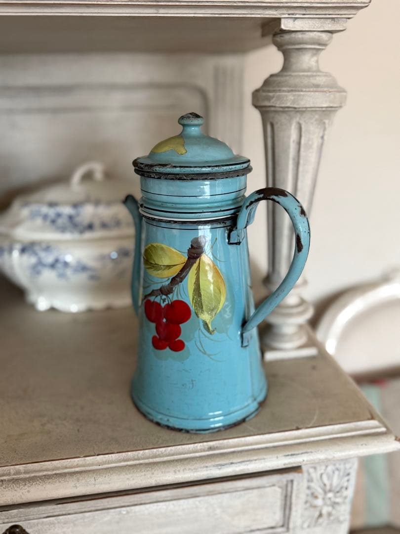 フランスアンティークホーロー水色さくらんぼ柄コーヒービギンポット