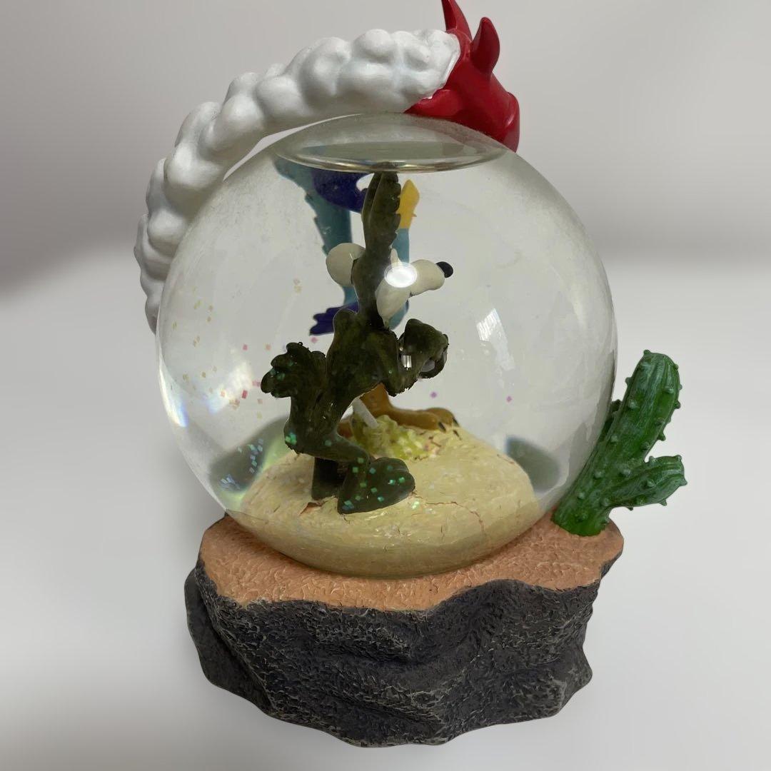 ワイリーコヨーテ ＆ ロードランナー　スノードーム　フィギュア