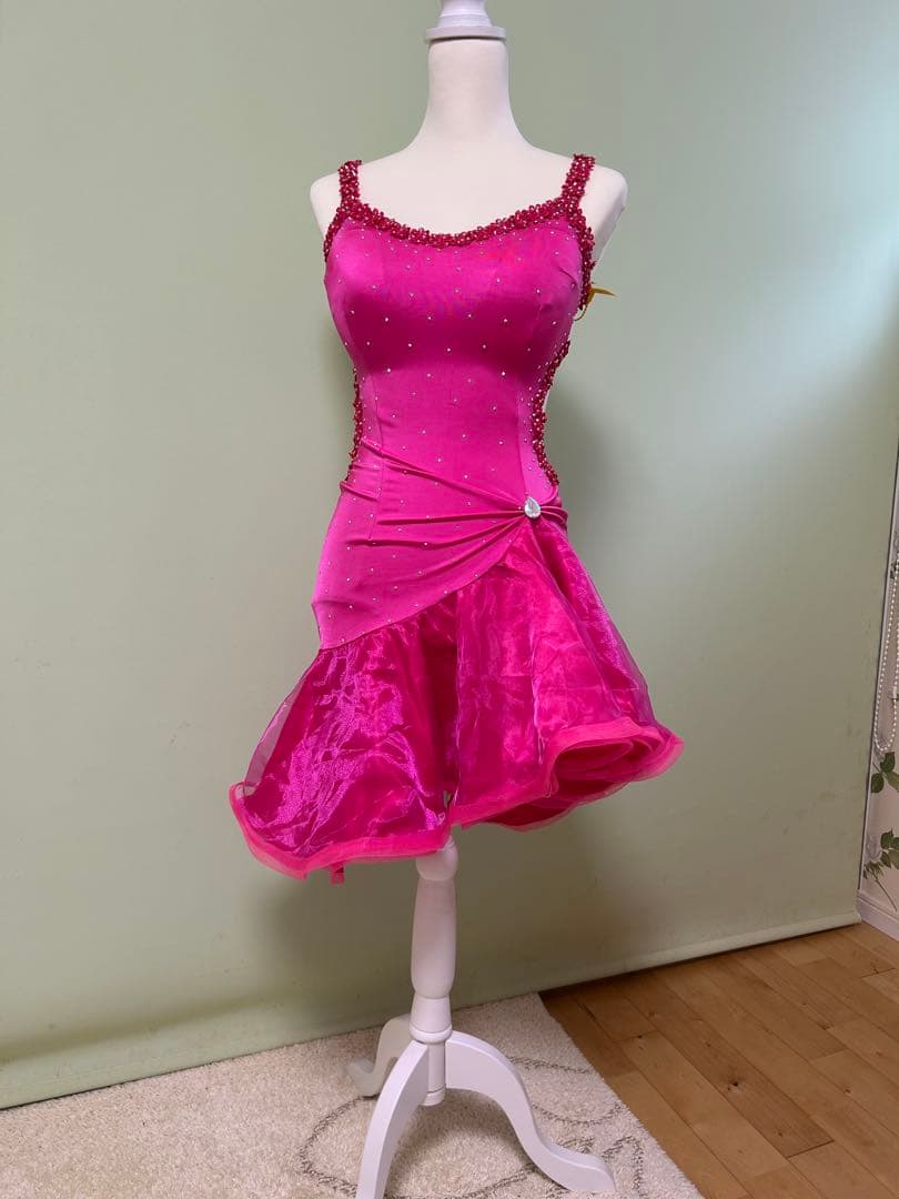 ピンク フリル付きダンスドレス