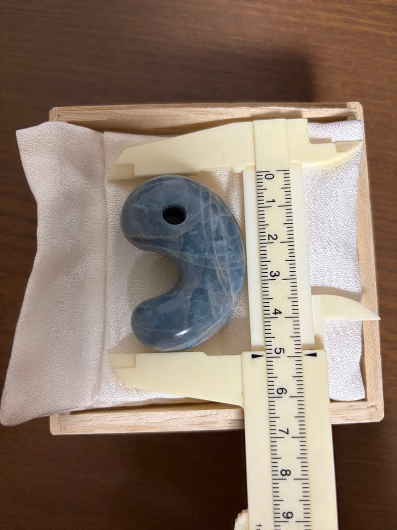 【55g】糸魚川翡翠 コン沢 青翡翠 入コン沢 勾玉 ひすい 大勾玉