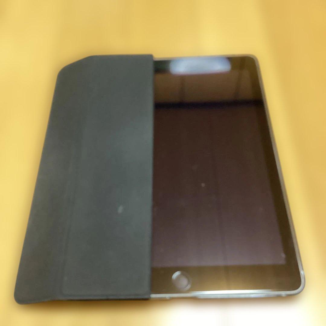 iPad (第5世代) スペースグレイ　３２GB Wi-Fi