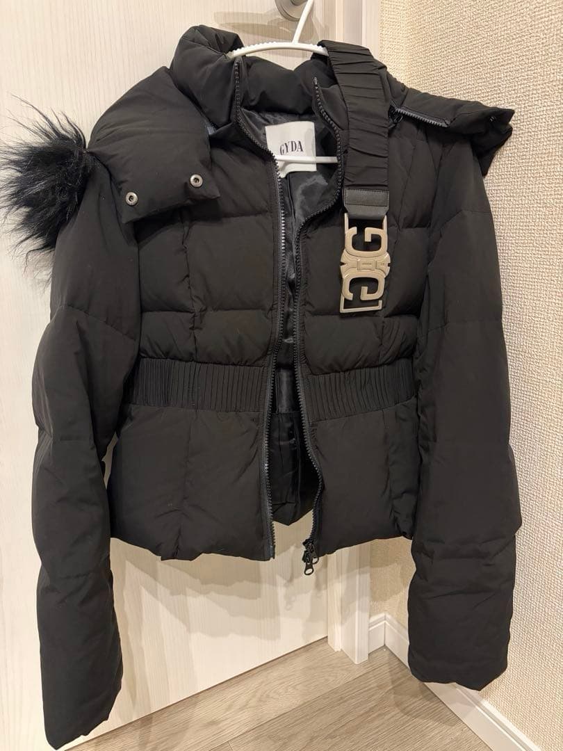 GYDA ブラックダウンジャケット・ベルト付き