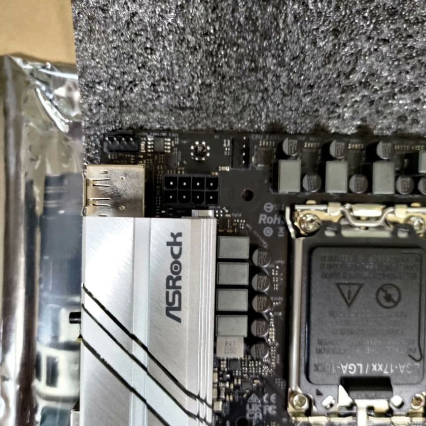 ASRock H670M-ITX/ax マザーボード