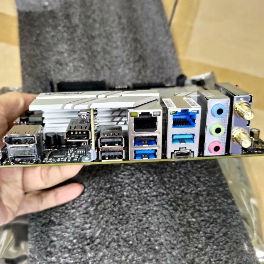 ASRock H670M-ITX/ax マザーボード