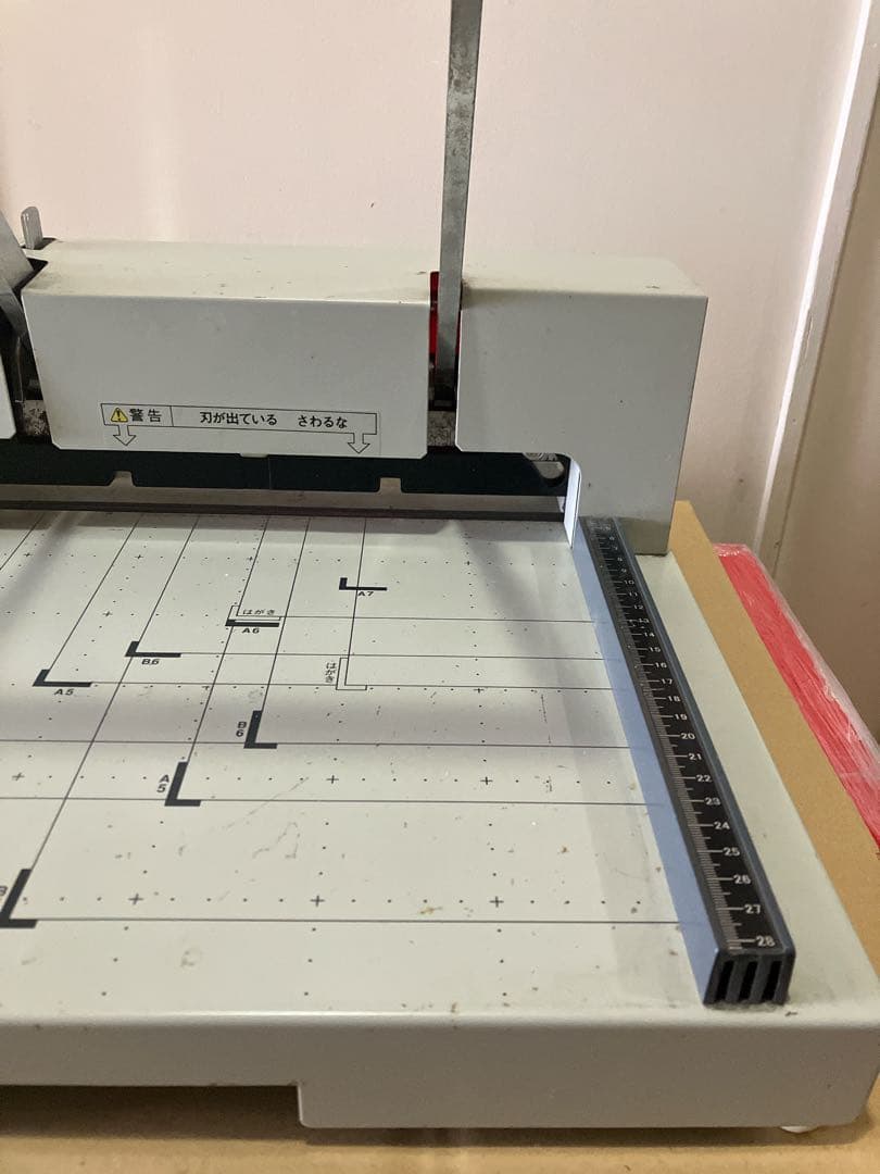 中古 PLUS PK-513L 裁断機 A4対応 カットライン点灯